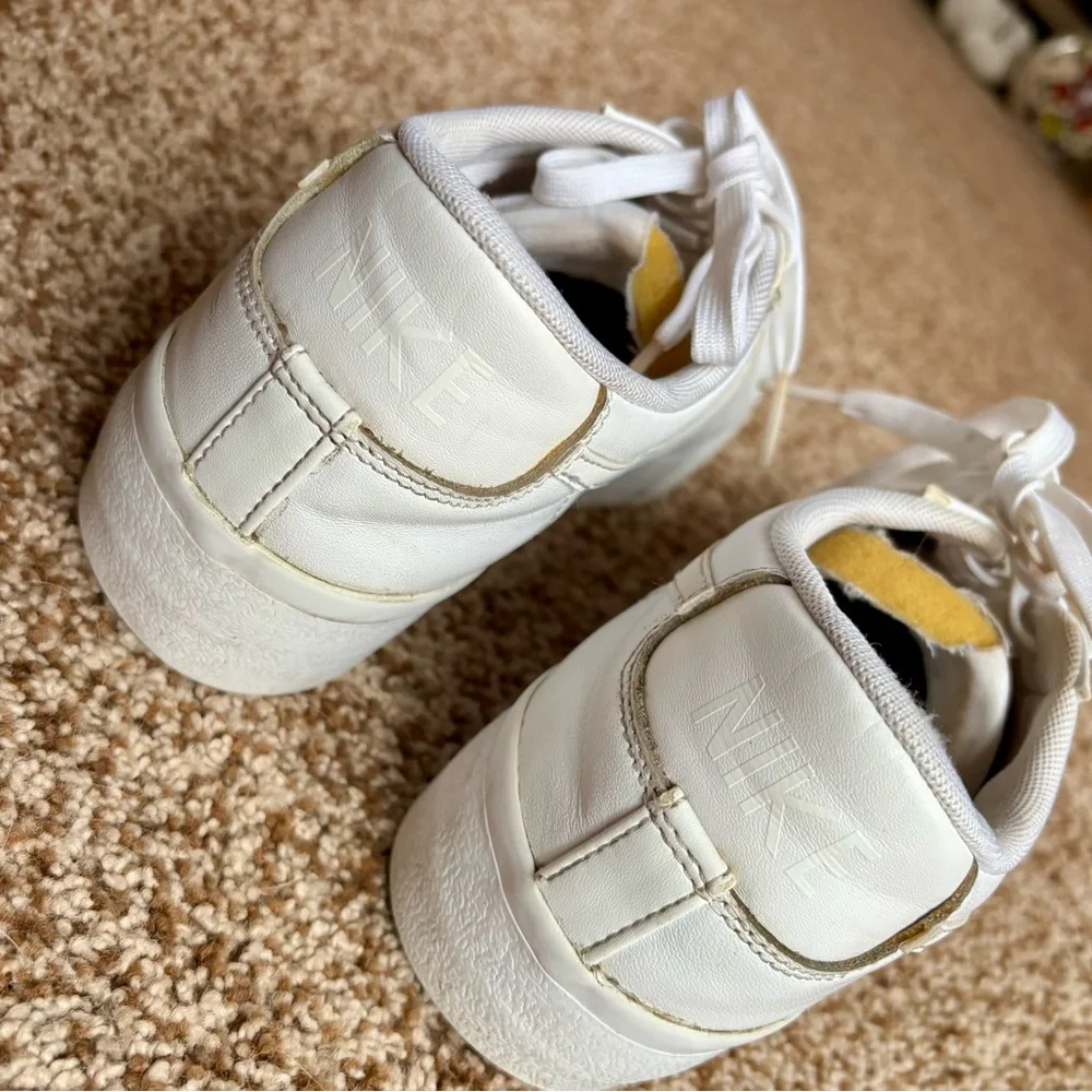 Nike White Low-Top Sneakers - Picture 4 of 8